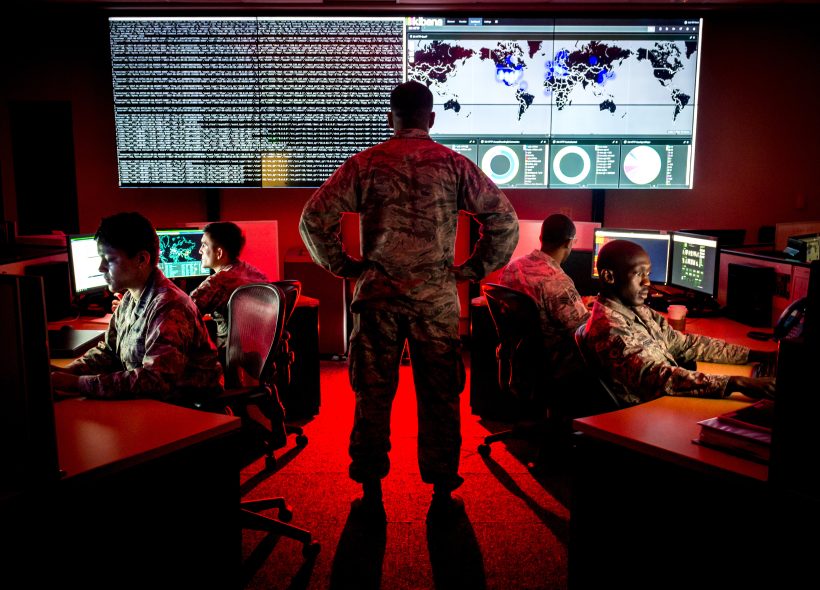 Maryland Hava Ulusal Muhafızları'nın 175. Siber Uzay Operasyonları Grubu'nda görev yapan siber savaş uzmanları, Middle River, Maryland'deki Warfield Ulusal Hava Muhafız Üssü'nde hafta sonu eğitimine katılıyor, 3 Haziran 2017. Hava Kuvvetleri fotoğrafı: JM Eddins Jr.